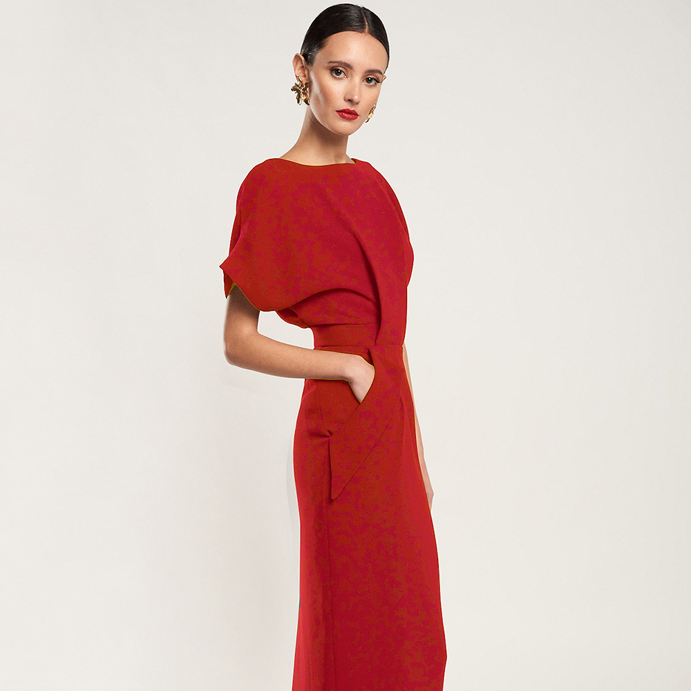 Midi dress with side pocket and back V-neckline. A good wardrobe essential to be the perfect guest. Available in Red and Navy Blue. Shop now!