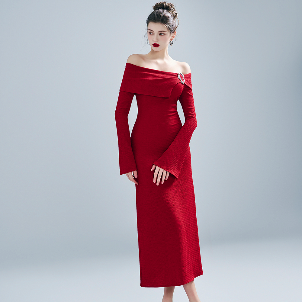 Shop Mollynista’s red elastic dress with off-the-shoulder silver rings. Women clothing for every occasion. Visit our clothes shop now! Shop now!