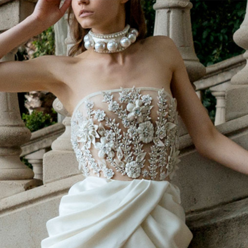 Dress with strapless neckline, tulle bodice embroidered with crystal and chiffon flowers and silk organza. 