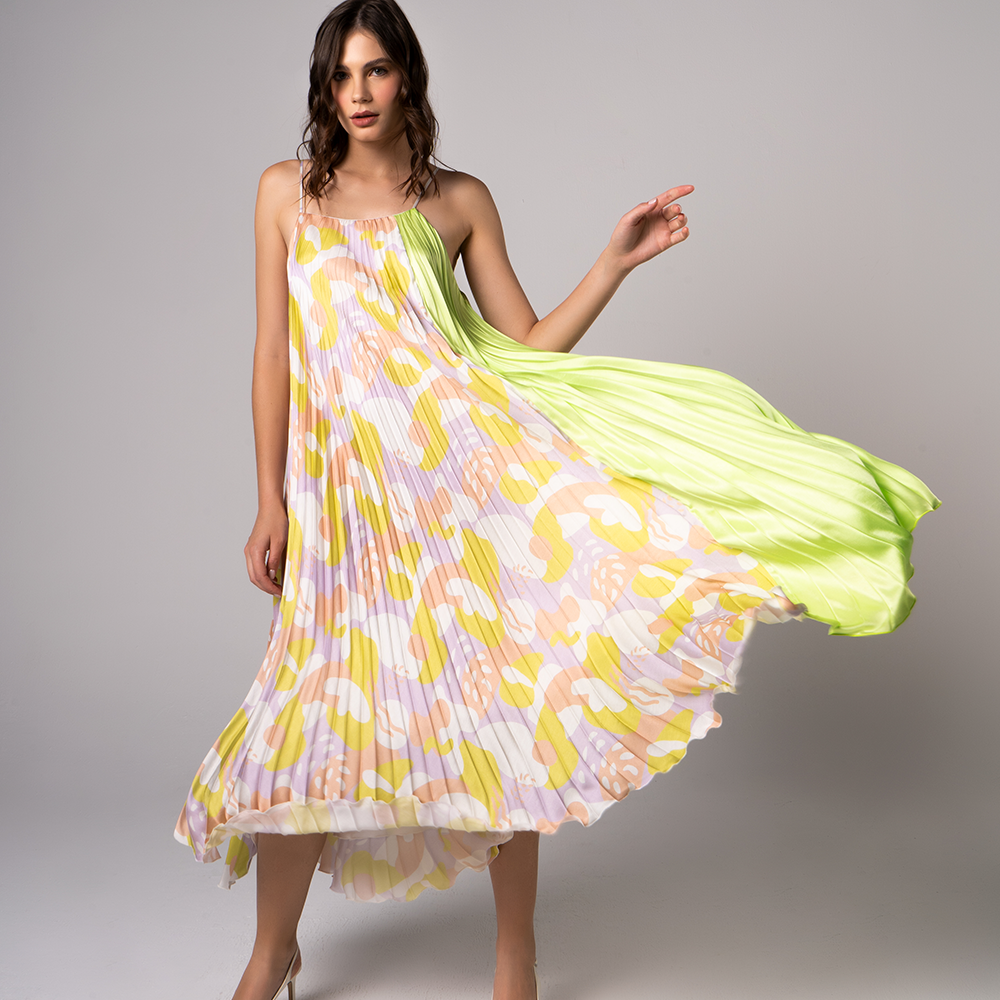 Have no clues about fit and size, this pleated tent dress will definitely be for you. 