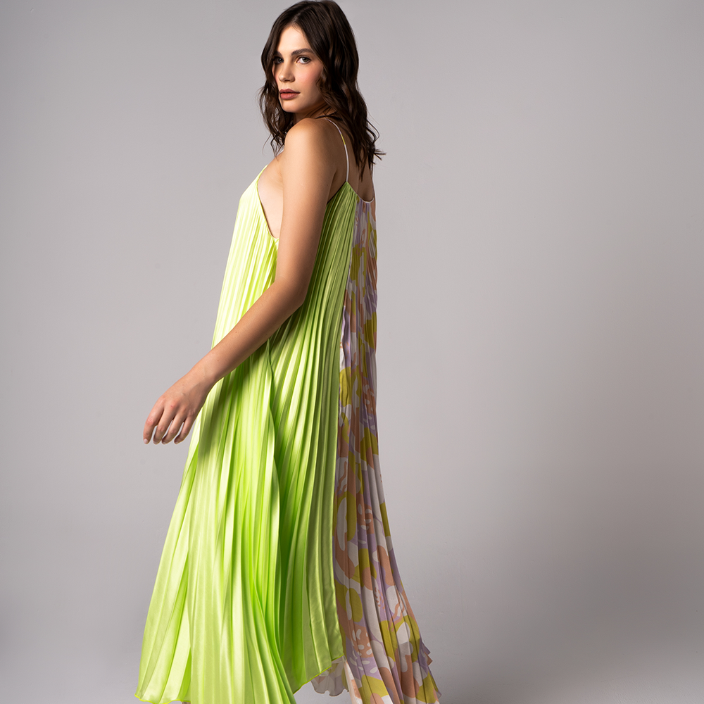 Have no clues about fit and size, this pleated tent dress will definitely be for you. 