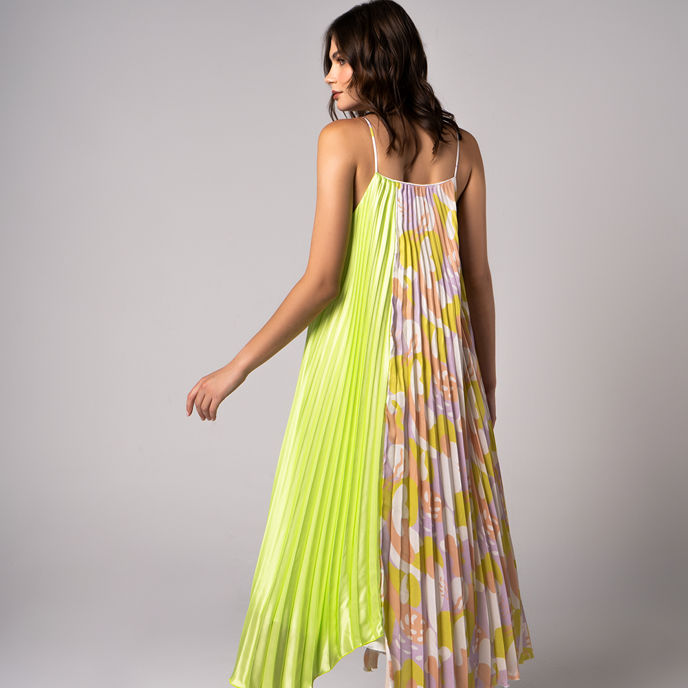 Have no clues about fit and size, this pleated tent dress will definitely be for you. 