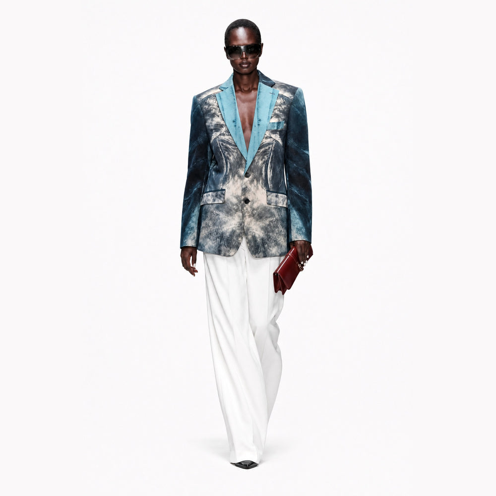 Shop online from our exclusive website and discover the Ocean Guardian Women’s Oversized Jacket by Benedetti Life, crafted from 100% organic cotton with a relaxed fit and sustainable Italian craftsmanship.