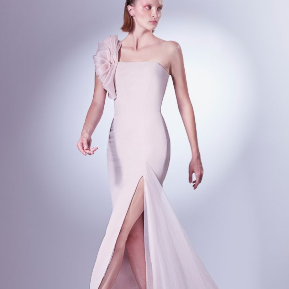 Meticulous sartorial pleats dance and fold in tandem at the shoulder making it the centerpiece of this elegant dress. 