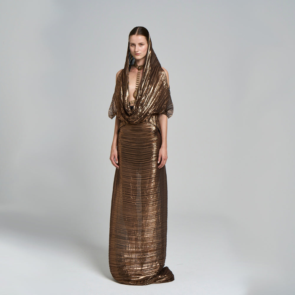 Metallic lacquered pleated chiffon fabric .Slit sleeve detail .Low-cut bust .Aller part detail .Hoodie .Maxi invitation dress