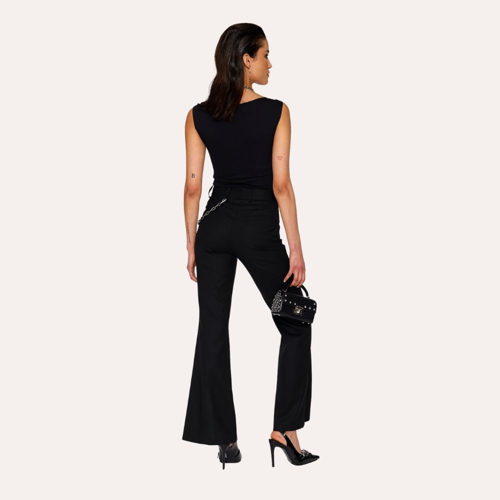 Shop online from our exclusive website. Discover the Oxford Slit Pant, a straight-fit design with a subtle slit detail for a sleek, modern and refined look.