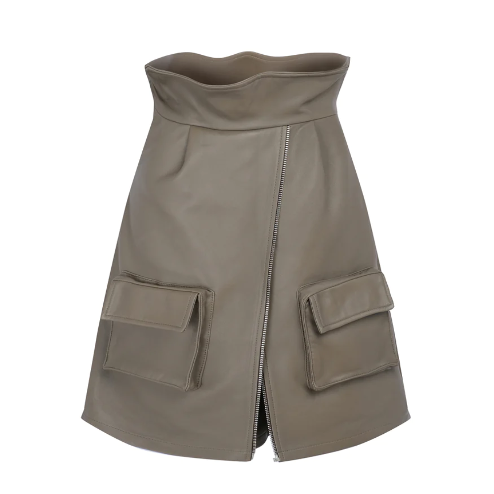 High waisted shorts, zipper alongside the front layer with two pockets. Top part can be pulled down turns to another look.