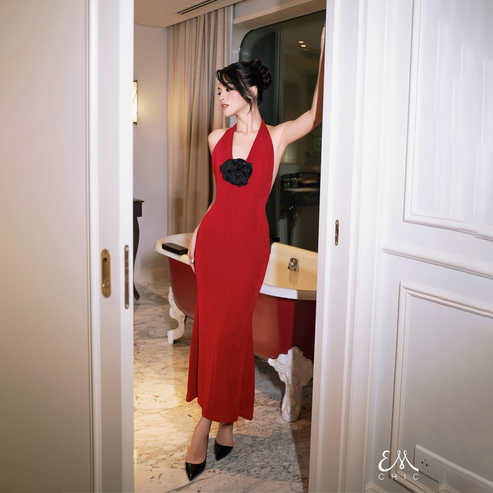 Rendered in 2 colors - Black & a vibrant cerise red hue, this dress boasts a shift-style silhouette. 
