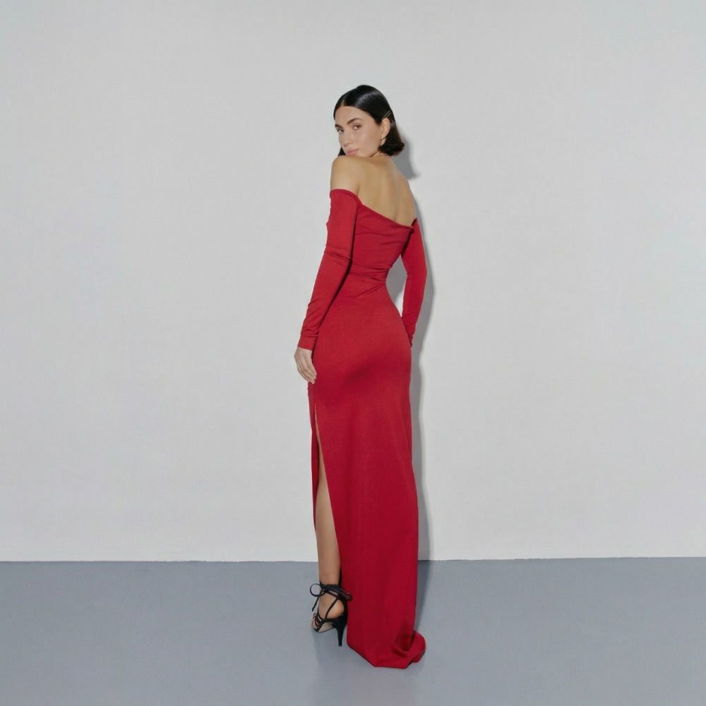Turn heads in this stunning fitted dress with a chic gold chain and bold leg slit. Perfect for evenings and special occasions. Shop now at our exclusive clothing website.