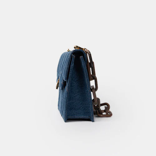 Shoulder bag 45% recycled cotton denim, 40% recycled plastic fabric, 5% gold plated brass, 10% resin chain.