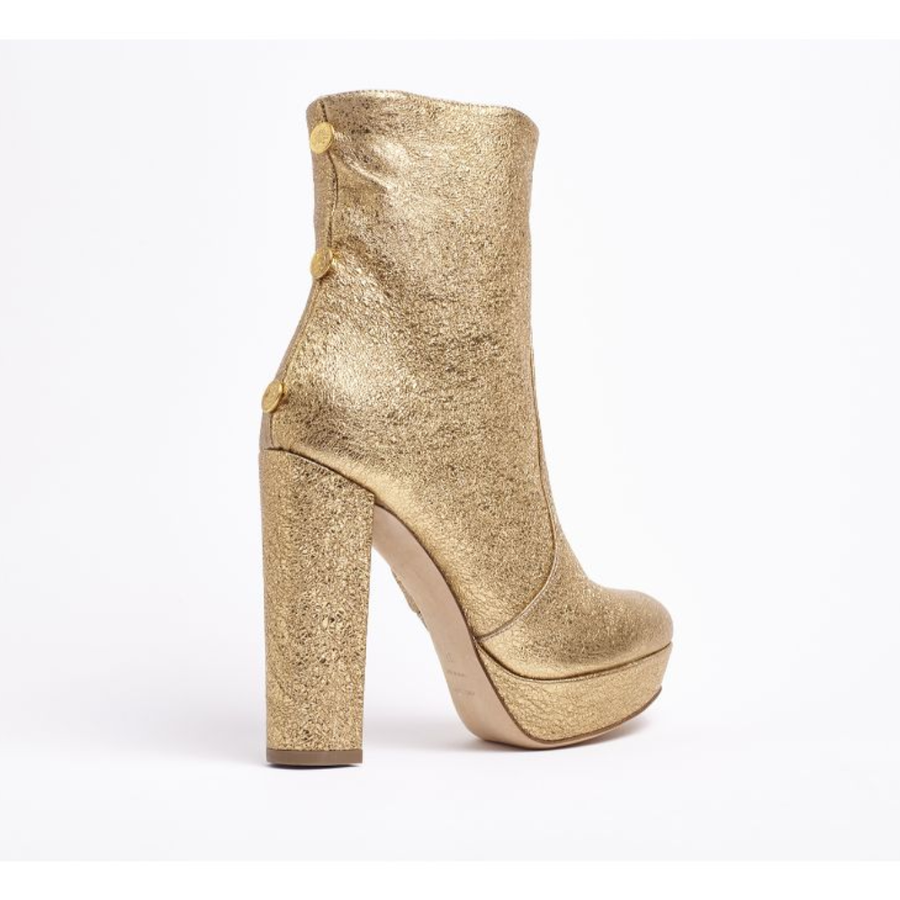 Take a casual look to the next level with the Caviar Boot in metallic gold leather. 