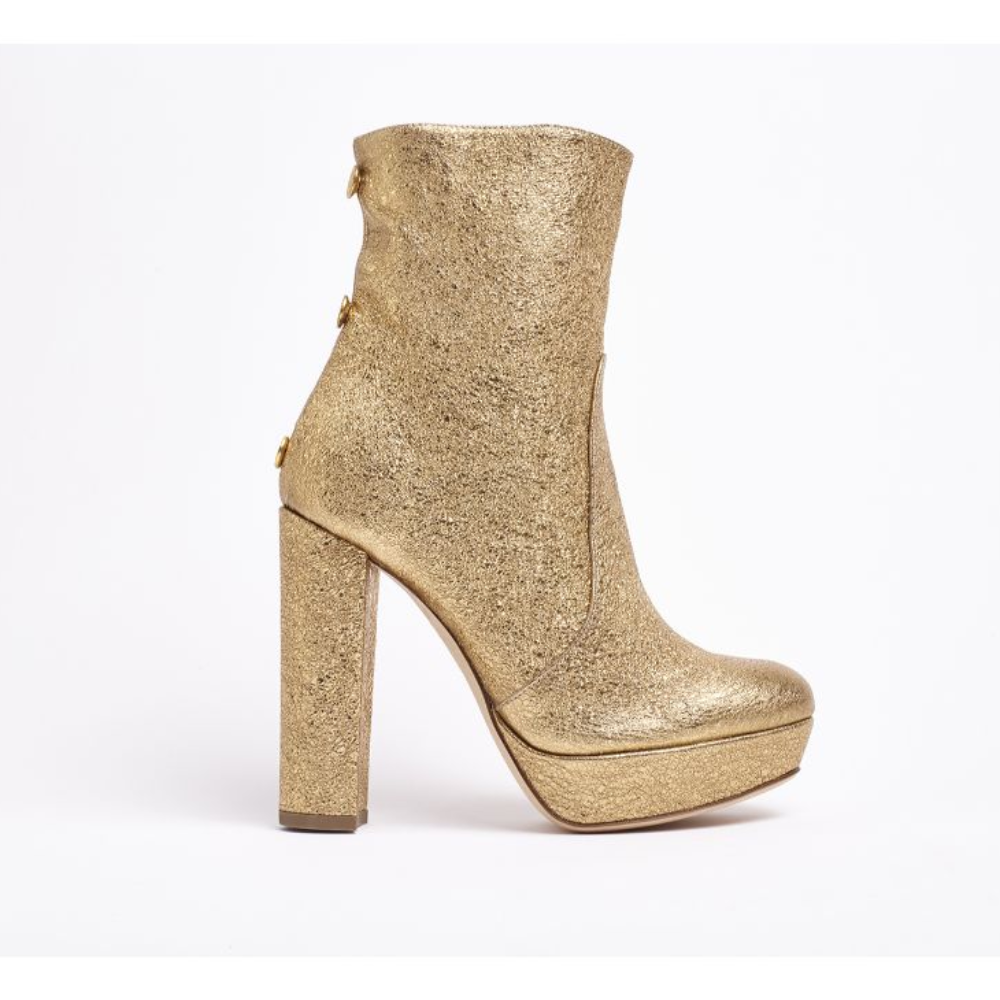 Take a casual look to the next level with the Caviar Boot in metallic gold leather. 