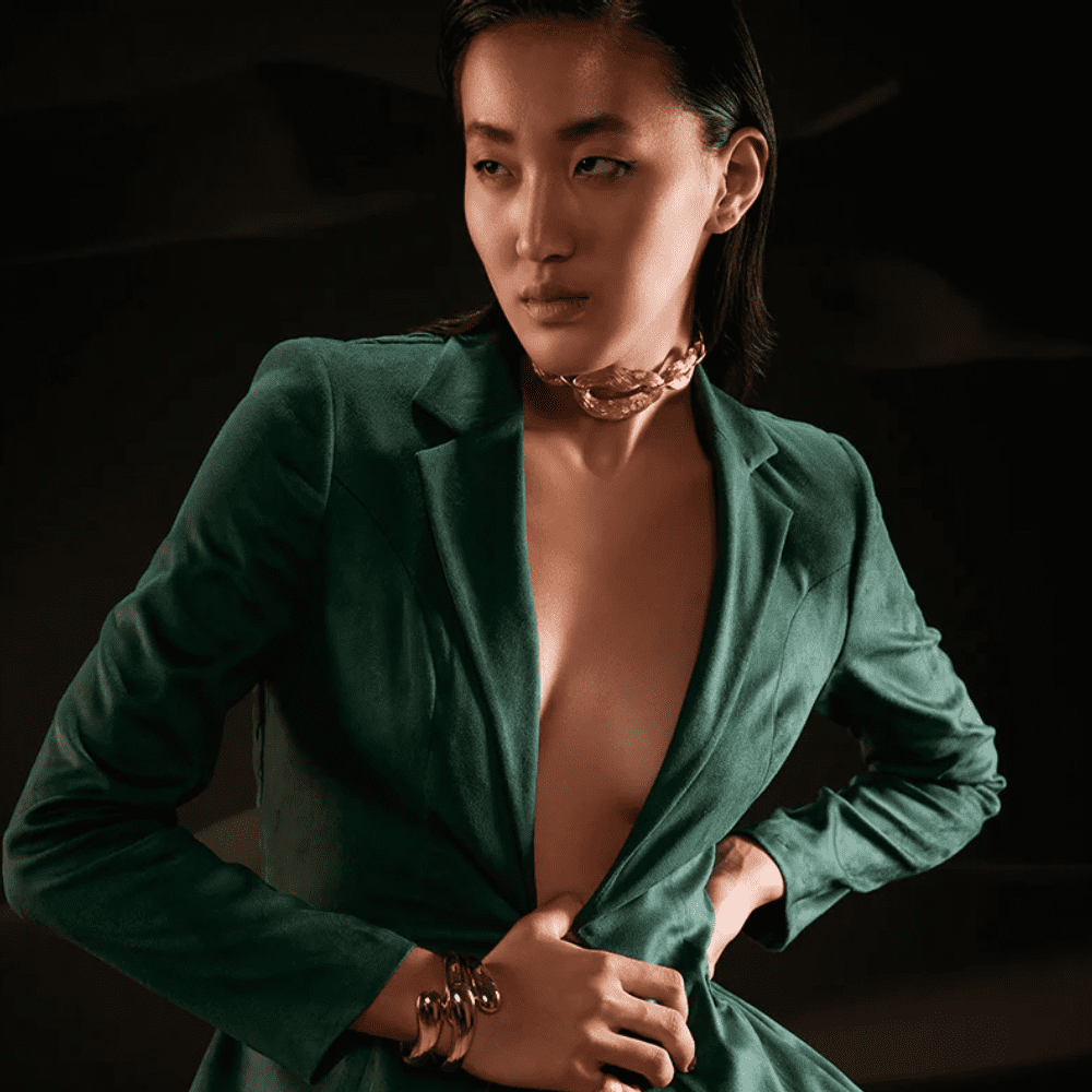 This season update your wardrobe with our tailored single-breasted blazer set in suede with a plunging neckline.