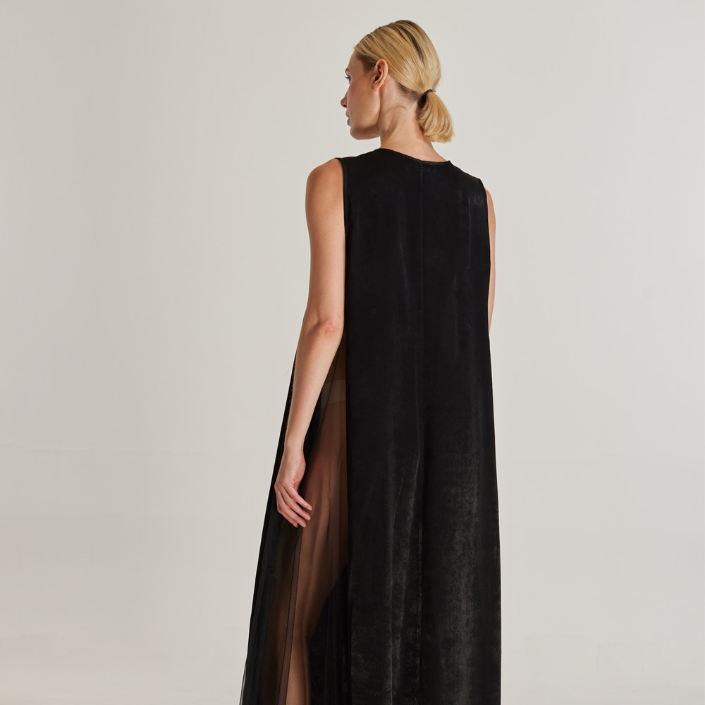 Sirocco is the name of the dress. It features a long and loose silhouette with a deep V-neckline.