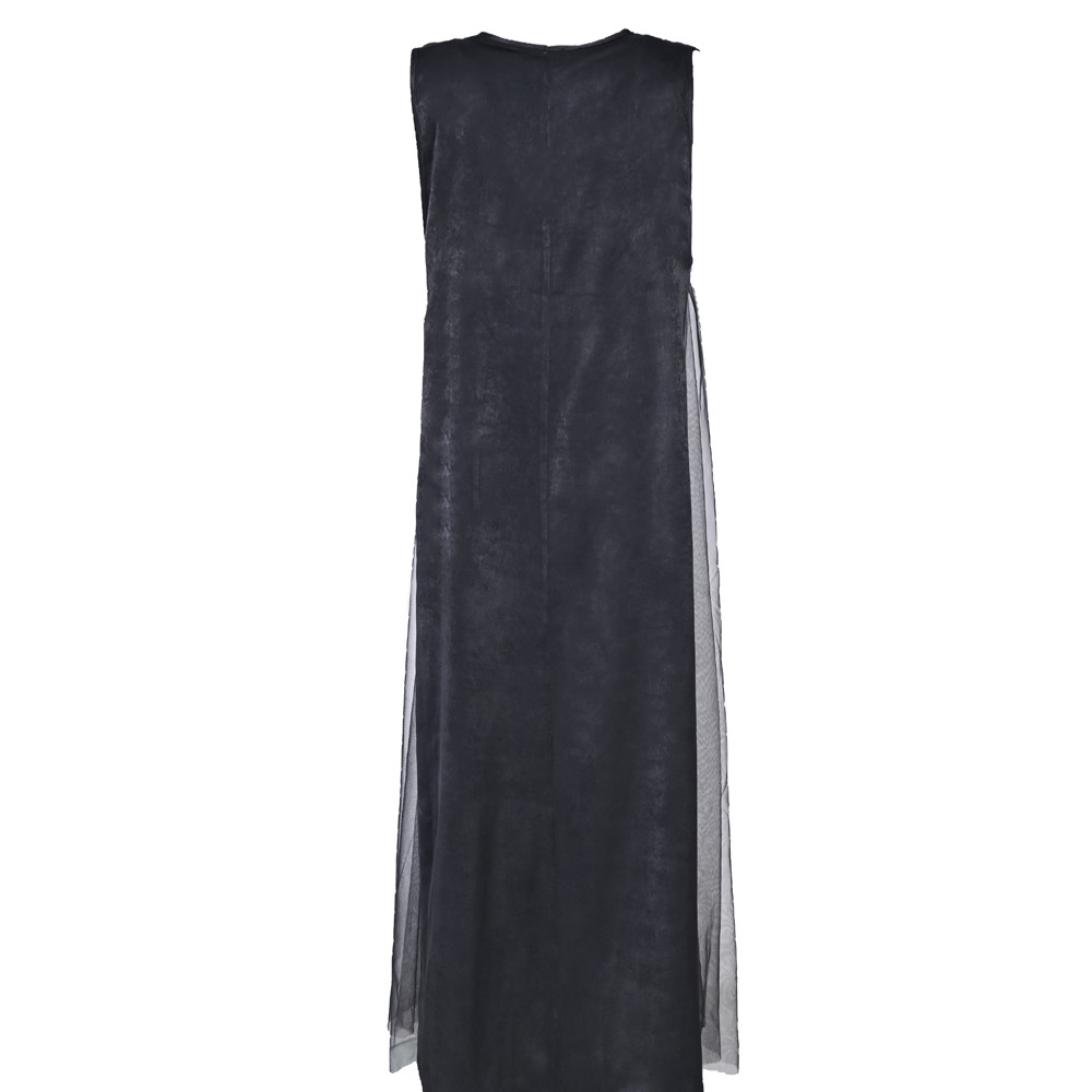 Sirocco is the name of the dress. It features a long and loose silhouette with a deep V-neckline.