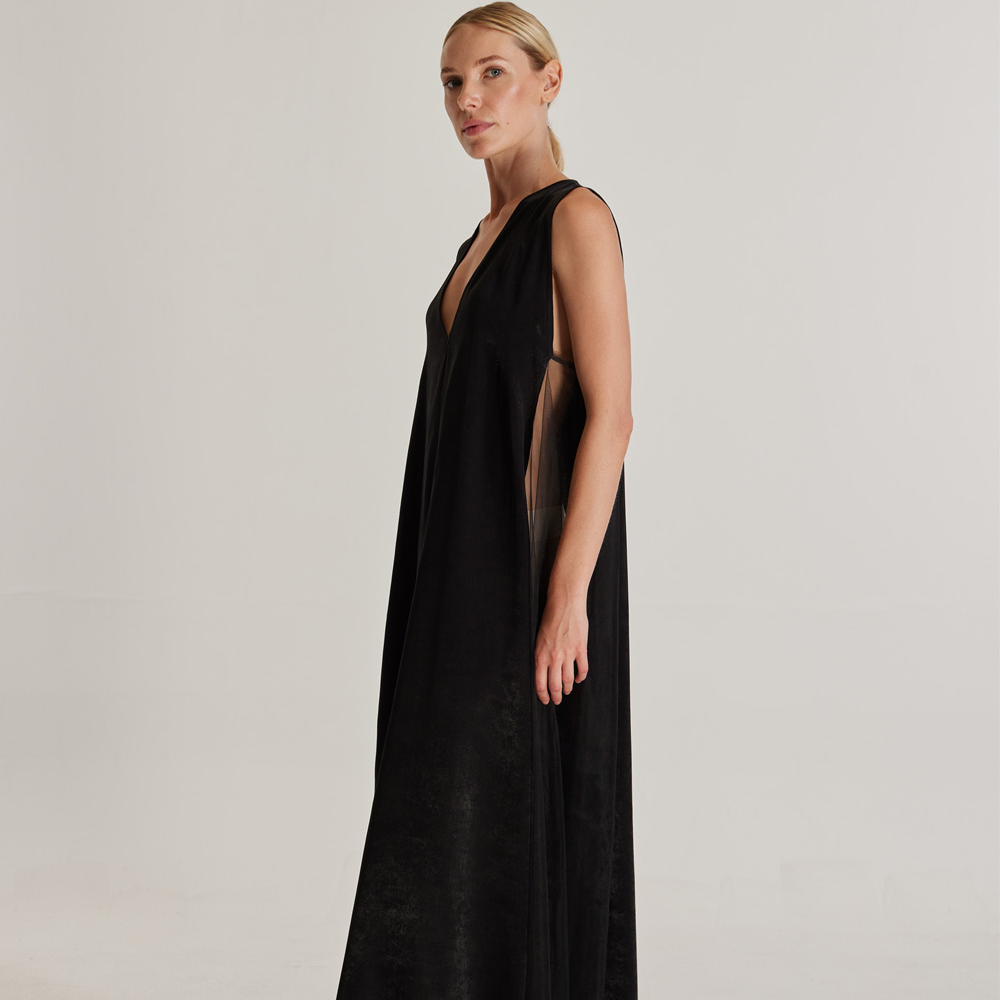 Sirocco is the name of the dress. It features a long and loose silhouette with a deep V-neckline.