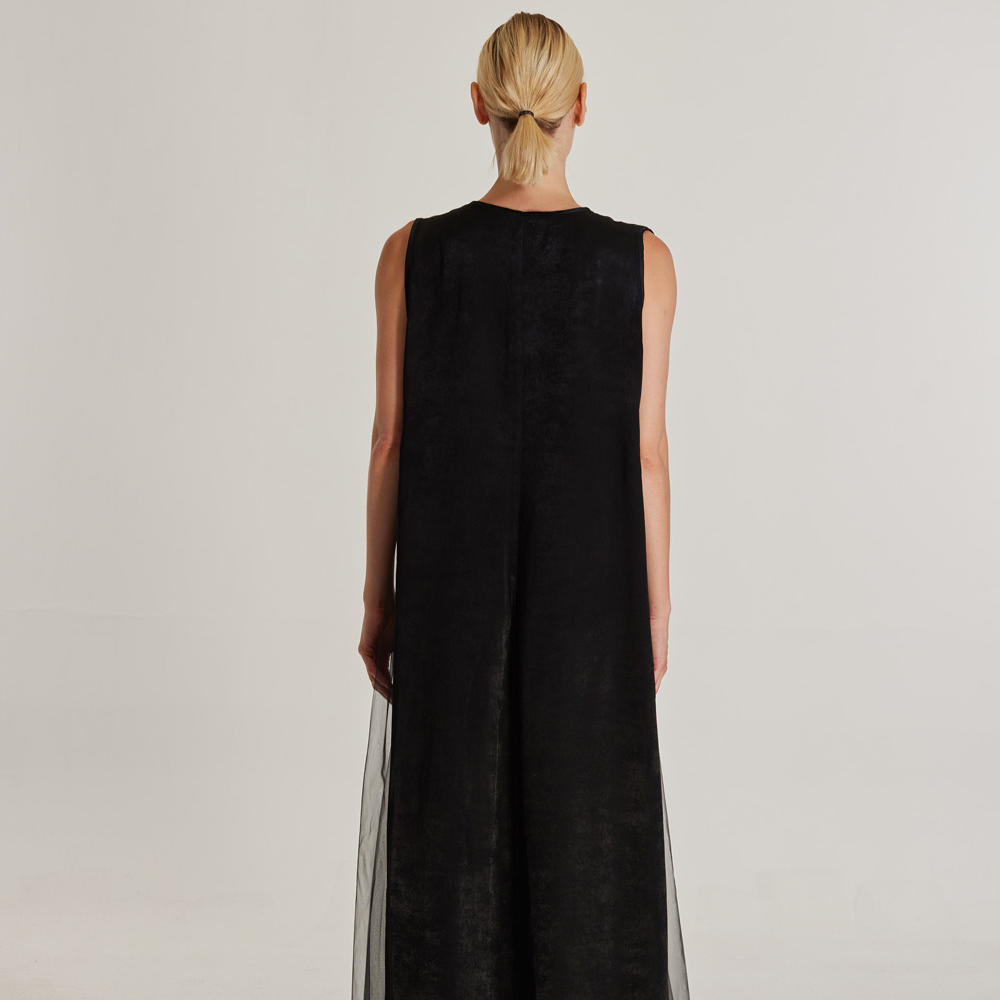 Sirocco is the name of the dress. It features a long and loose silhouette with a deep V-neckline.