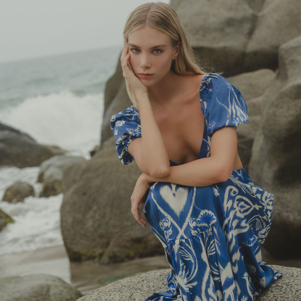 Discover the essence of the season with our Skoura maxi dress, adorned with an exclusive print in the season's color.