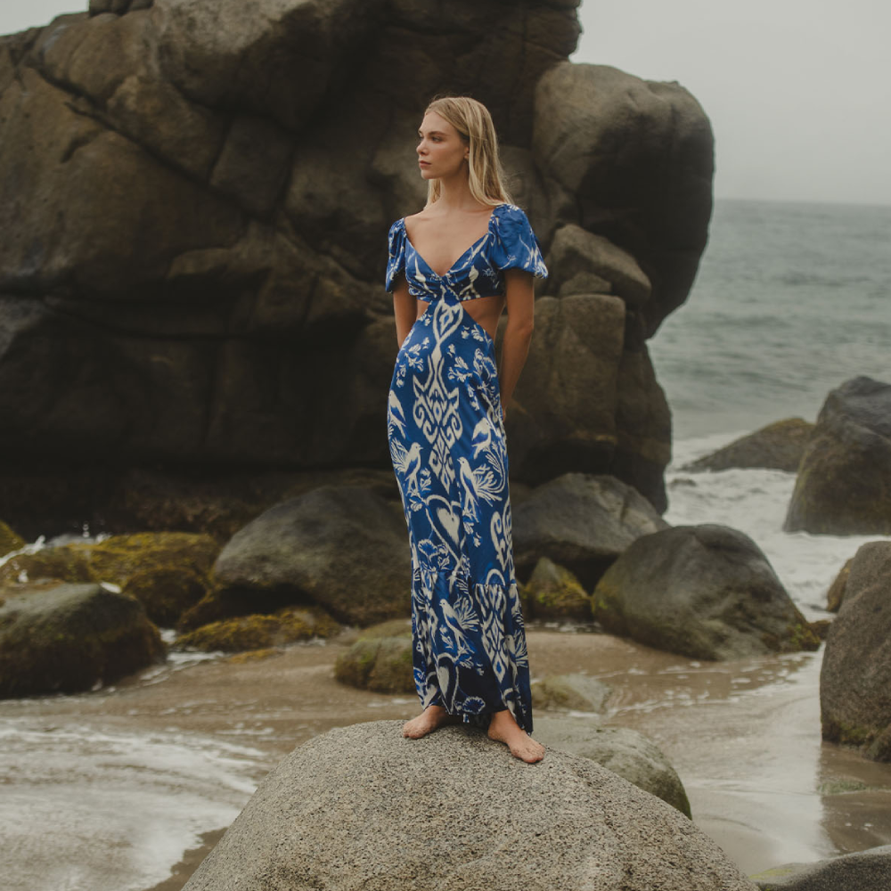 Discover the essence of the season with our Skoura maxi dress, adorned with an exclusive print in the season's color.