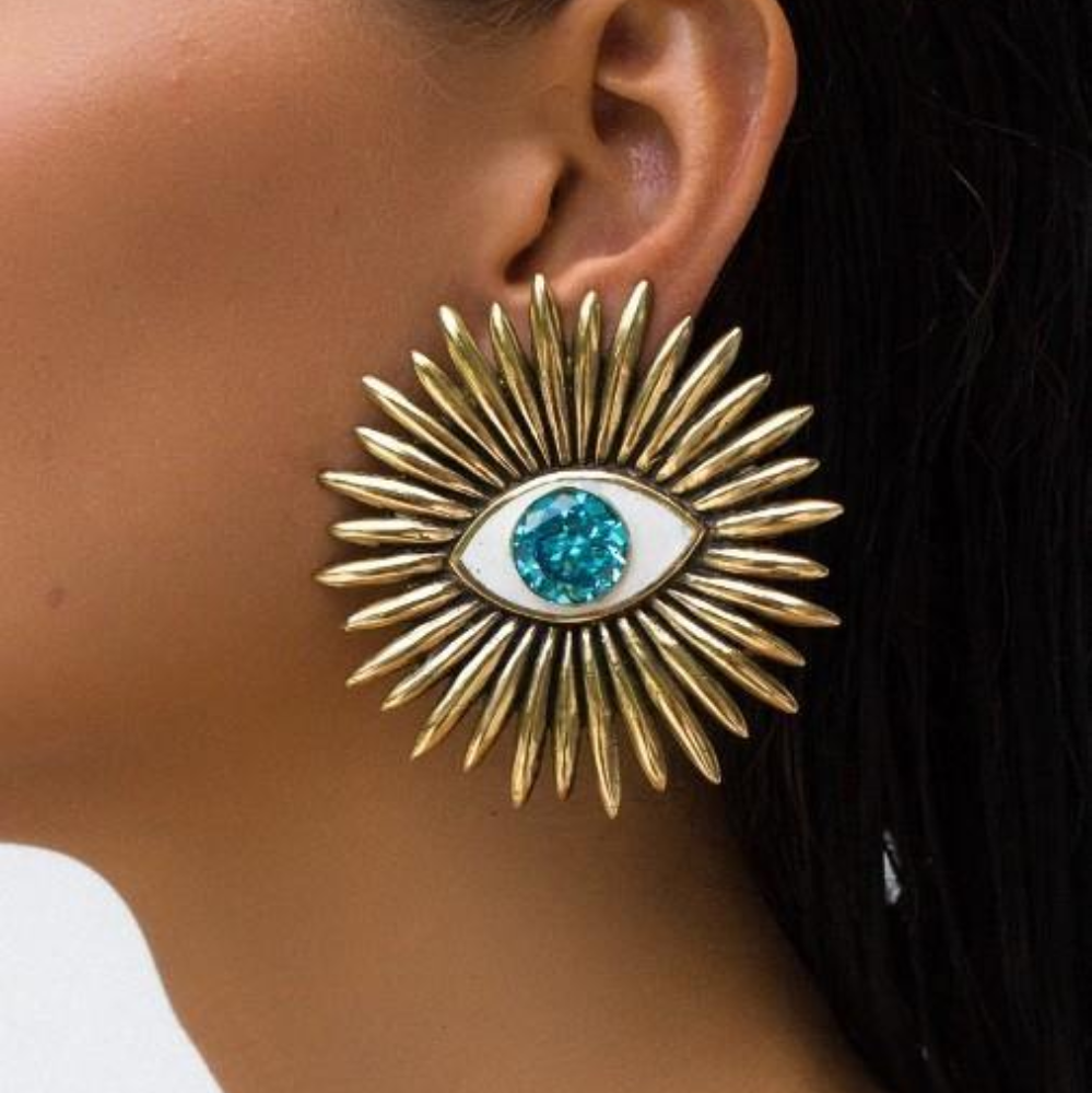 The Solare earrings are the heart of this collection. Just like the burning sun against a blue liquid sky.