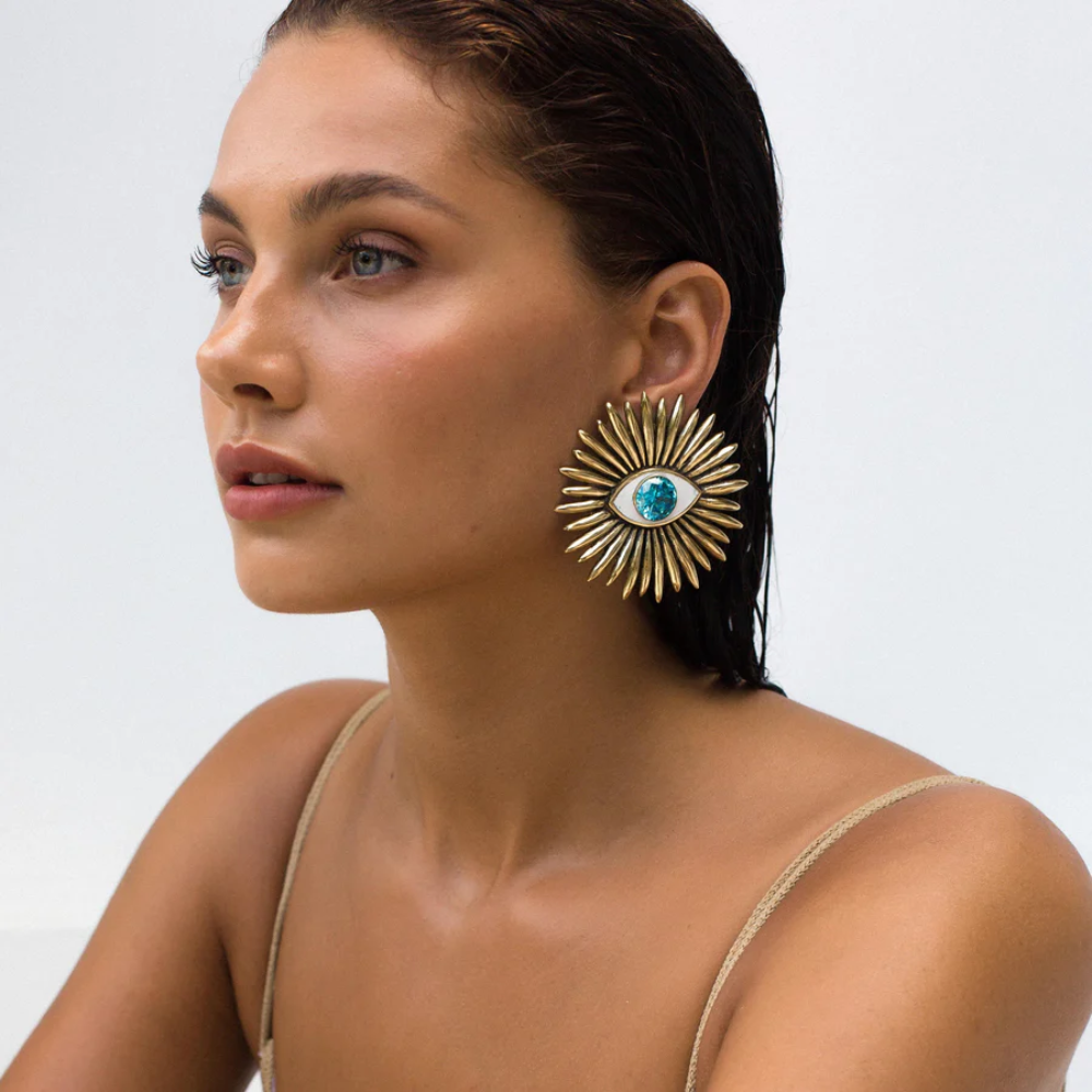 The Solare earrings are the heart of this collection. Just like the burning sun against a blue liquid sky.