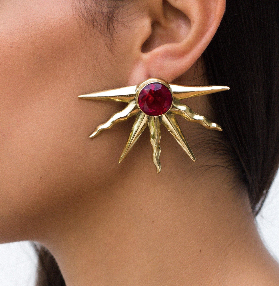 The Solare earrings are the heart of this collection. Just like the burning sun against a blue liquid sky.