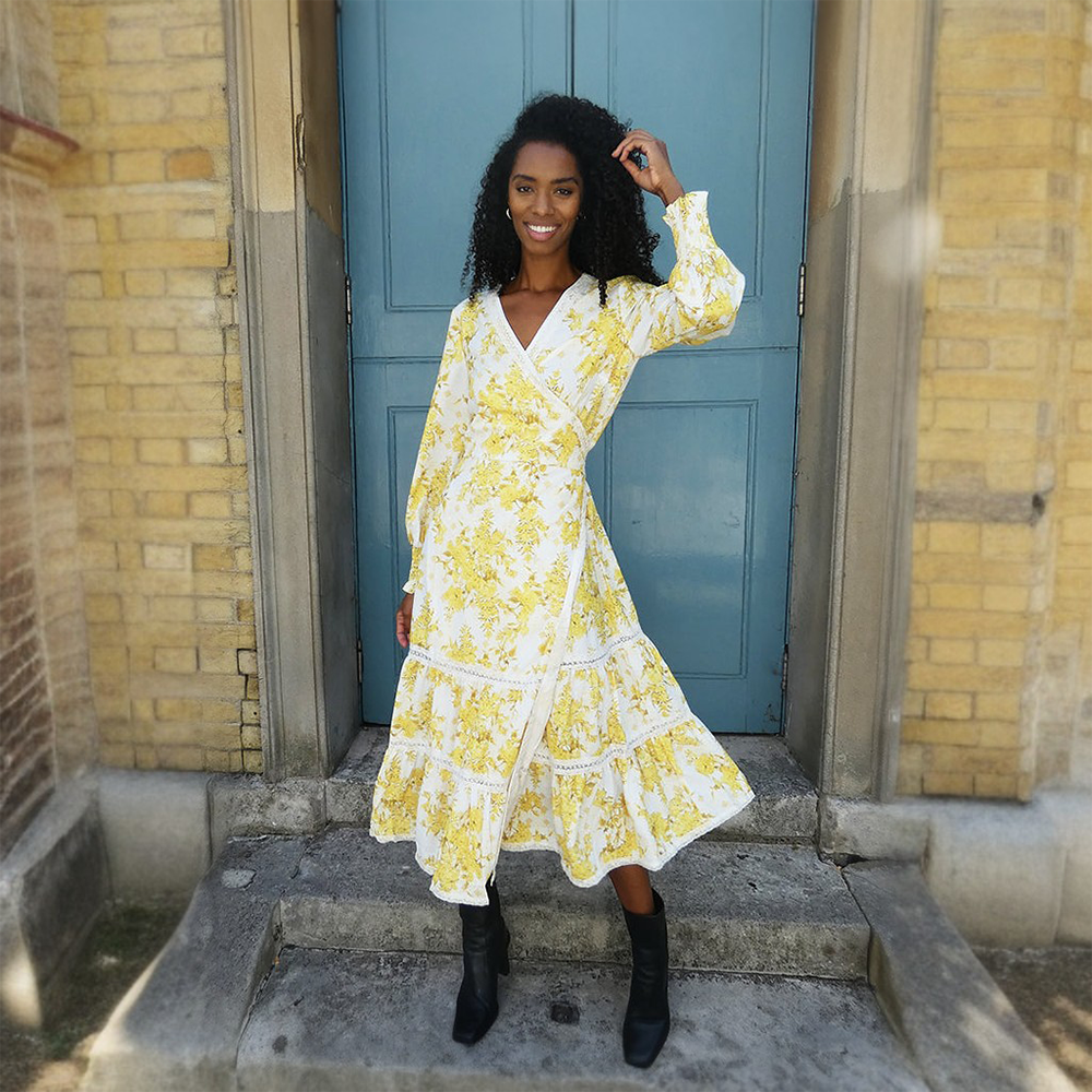 This stunning V neck wrap dress features a beautiful yellow print and has a tie at the waist for fastening.