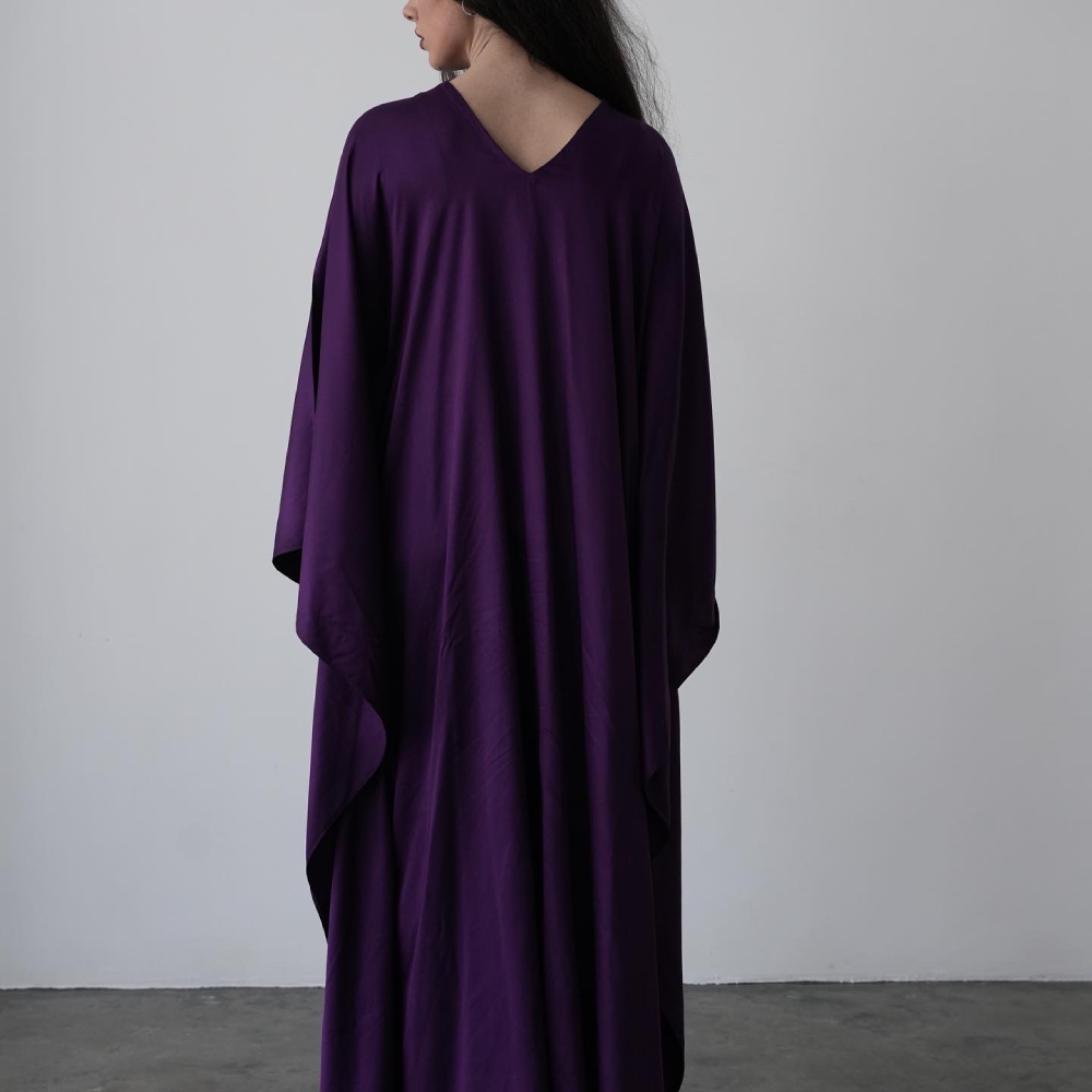 Silky kaftan silhouette with v-neck and attached collar and long wide sleeves