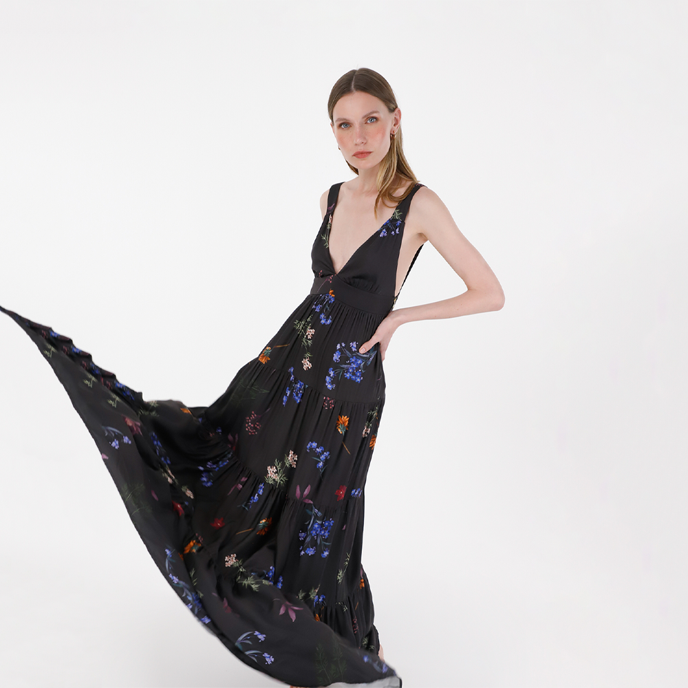 Explore our new Maxi Stellaria, a long dress with a wide and flowing silhouette and a V-neckline.