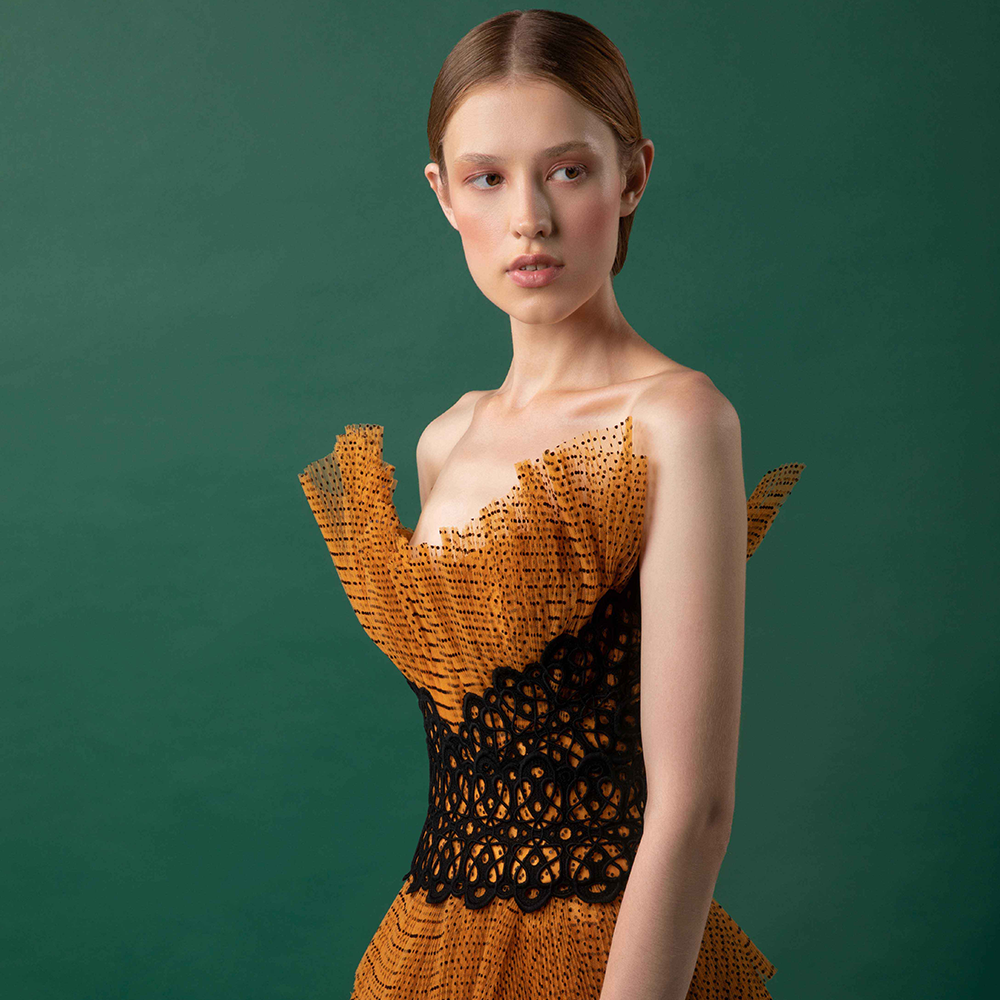 Pleated and dotted tulle corset wrapped by a guipure patchwork paired with its dotted and layered tulle short skirt