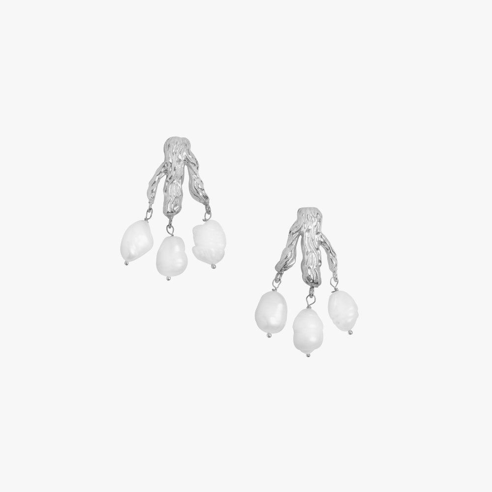 Inspired by the bifurcation of trunks found on trees, these dainty earrings with freshwater pearl dangling.