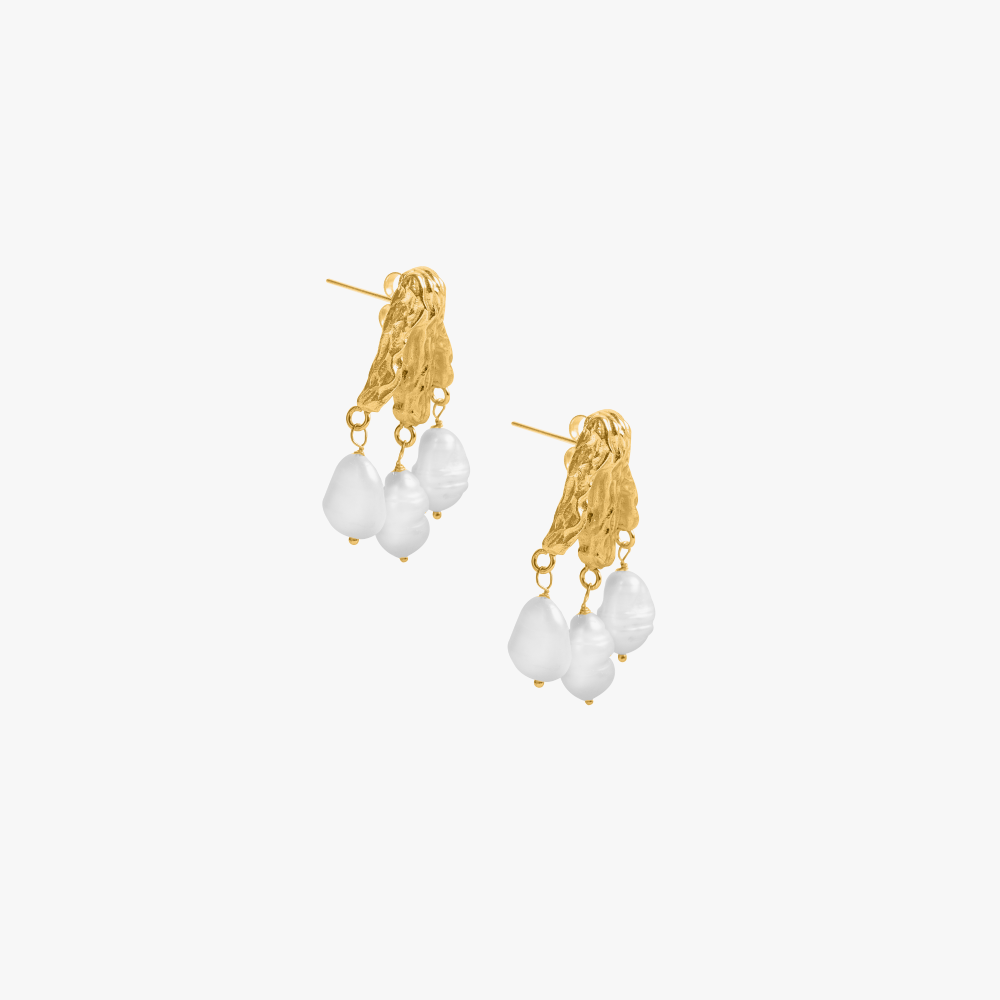 Inspired by the bifurcation of trunks found on trees, these dainty earrings with freshwater pearl dangling.