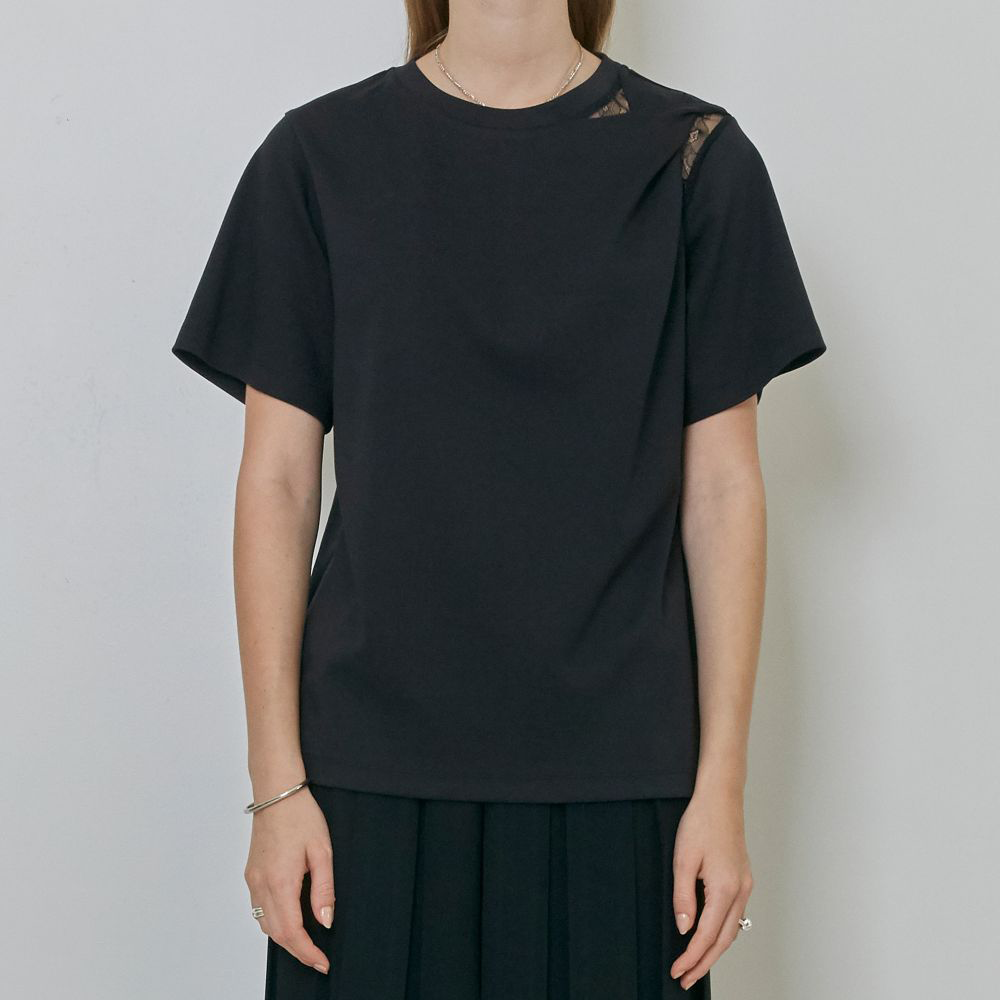 Raw-edged, Round neckline One side handkerchief-hem with patch pocket Adjustable tie belt at waist Relaxed silhouette. 