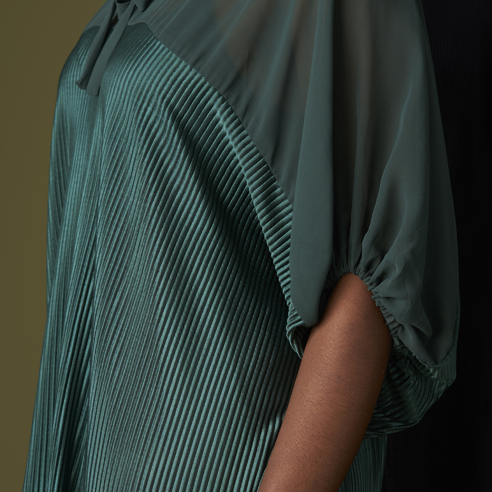 Effortless elegance overload with our signature kaftan issued with details that elevate its classic silhouette. 