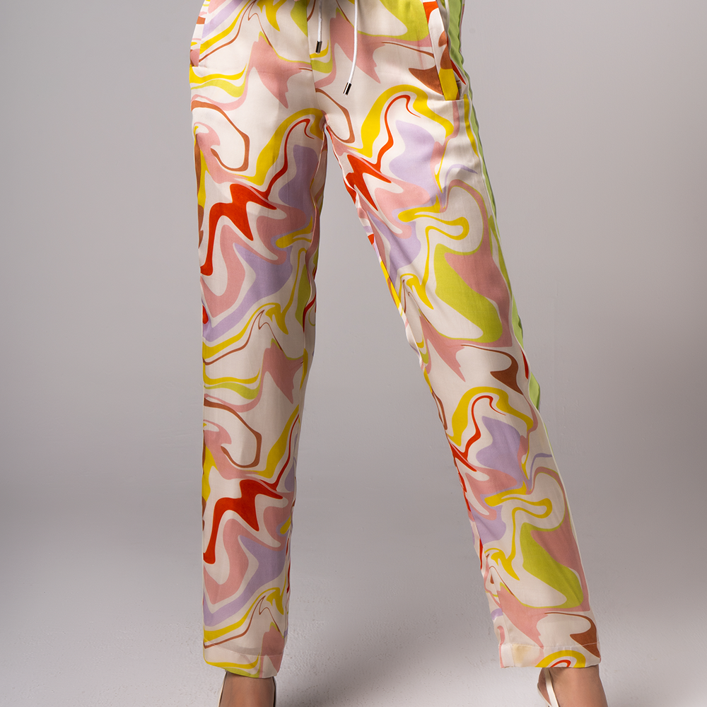 Roaming around in this pair of pants will give you a relaxed yet casual fit. Curated with smart prints and patterns.