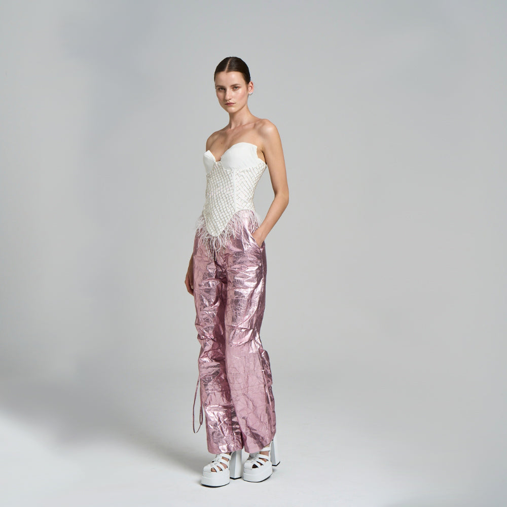 Metallic tyvek fabric pants .Washable, not ironable .Tunnel detailed .Battery detail .With pockets .Sustainable fabric